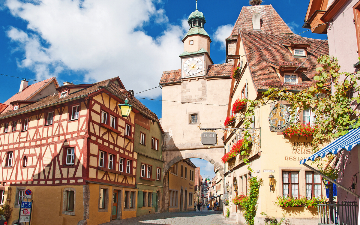 Gasse vor dem Röderbogen in Rothenburg - © mojolo - stock.adobe.com