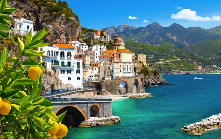 Aussicht auf Amalfi an der Mittelmeerküste mit Zitronen