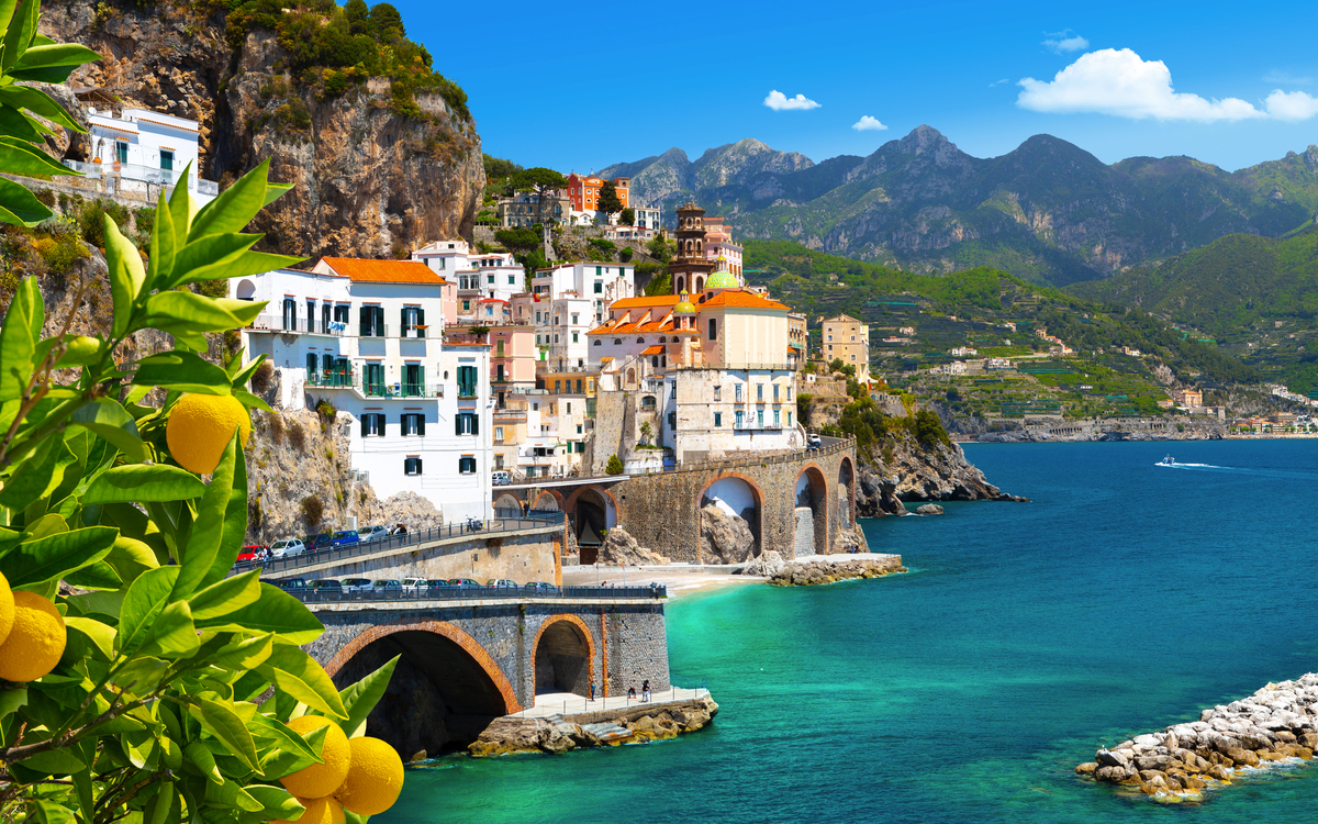 Aussicht auf Amalfi an der Mittelmeerküste mit Zitronen - © Aleh Varanishcha - stock.adobe.com