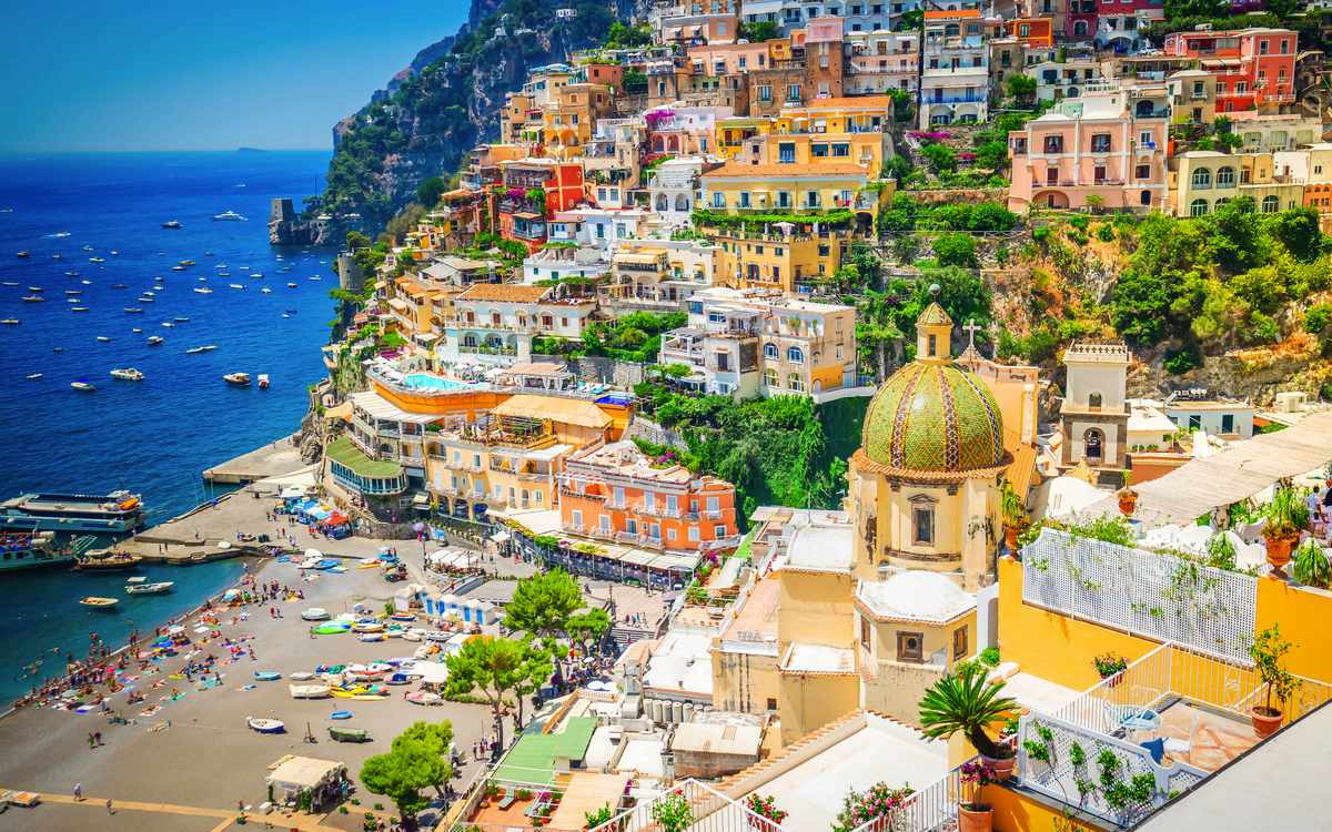 Blick auf die Stadt und den Strand von Positano - © neirfy - stock.adobe.com