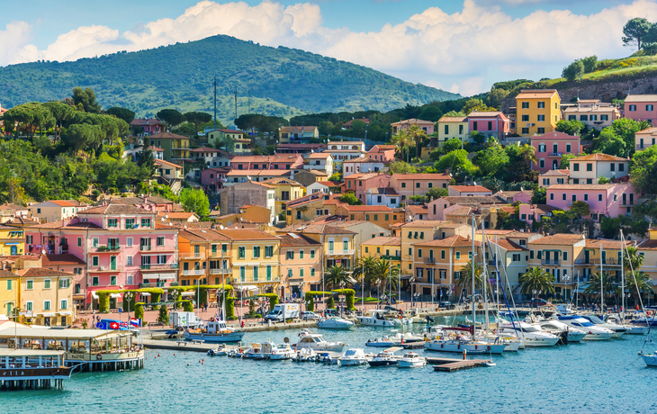 Hafen von Porto Azzurro auf der Insel Elba in der Toskana, Italien - © e55evu - stock.adobe.com