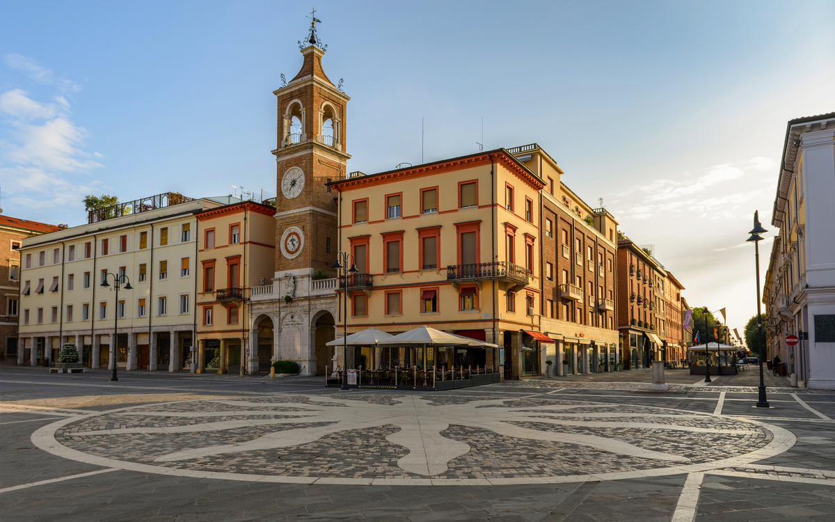 Piazza Tre Martiri, Platz der drei Märtyrer mit traditionellen Gebäuden, Uhr und Glockenturm in der historischen Altstadt von Rimini - © Zadvornov - stock.adobe.com