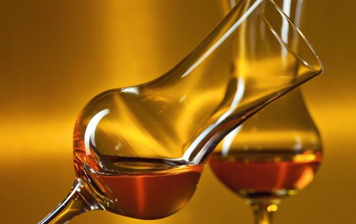 Gläser mit Likör - © Igor Normann - Fotolia