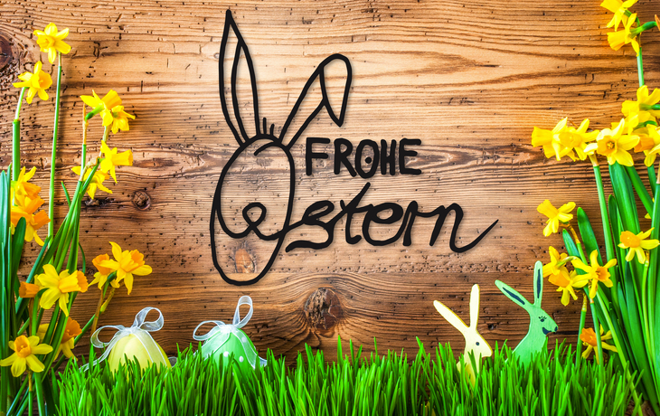 Osterdekoration, Frühlingsblumen-Kalligraphie „Frohe Ostern“ - © Nelos - stock.adobe.com