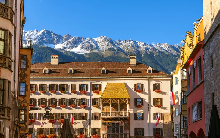 © Kirk Fisher - stock.adobe.com - schneebedeckte Berge im Frühherbst über dem historischen Goldenen Dachl