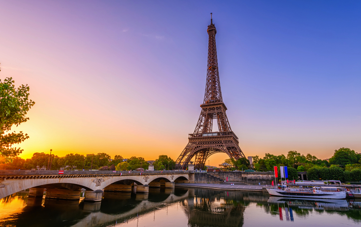 Blick auf den Eiffelturm und die Seine bei Sonnenaufgang in Paris - © Ekaterina Belova - stock.adobe.com