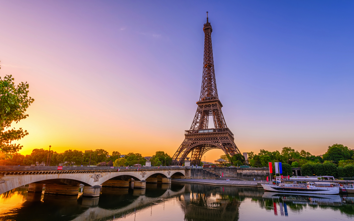 Blick auf den Eiffelturm und die Seine bei Sonnenaufgang in Paris - © Ekaterina Belova - stock.adobe.com
