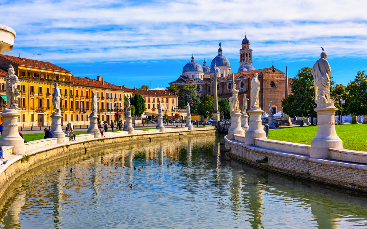 Blick auf den Kanal mit Statuen auf dem Platz Prato della Valle und die Basilika Santa Giustina in Padua - © Ekaterina Belova - stock.adobe.com