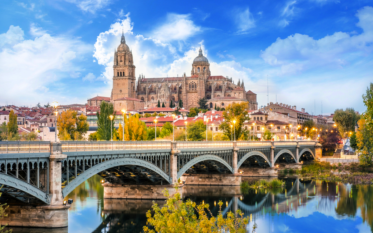 Kathedrale von Salamanca und Brücke über den Fluss Tormes - © ilker - stock.adobe.com