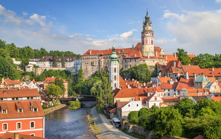 Blick über Cesky Krumlov mit Moldau im Sommer - ©mRGB - stock.adobe.com