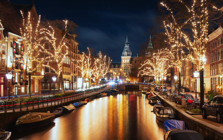 die Spiegelgracht in der Altstadt von Amsterdam mit dem Rijksmuseum im Hintergrund - © julia700702 - stock.adobe.com