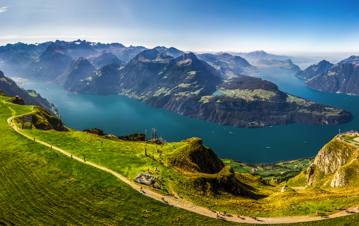 Aussicht auf den Vierwaldstättersee mit Rigi und Pilatus, Brunnenstadt vom Fronalpstock - ©Eva Bocek - stock.adobe.com