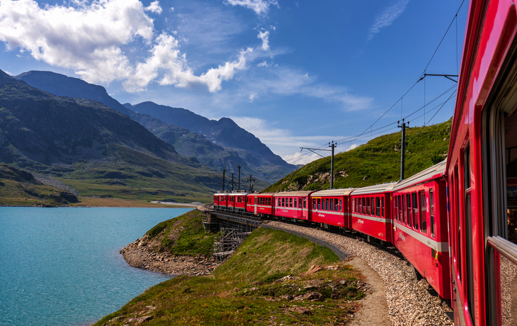 Rhätische Bahn am Lago Bianco und Berninapass im Kanton Graubünden, Schweiz - © Kim - stock.adobe.com