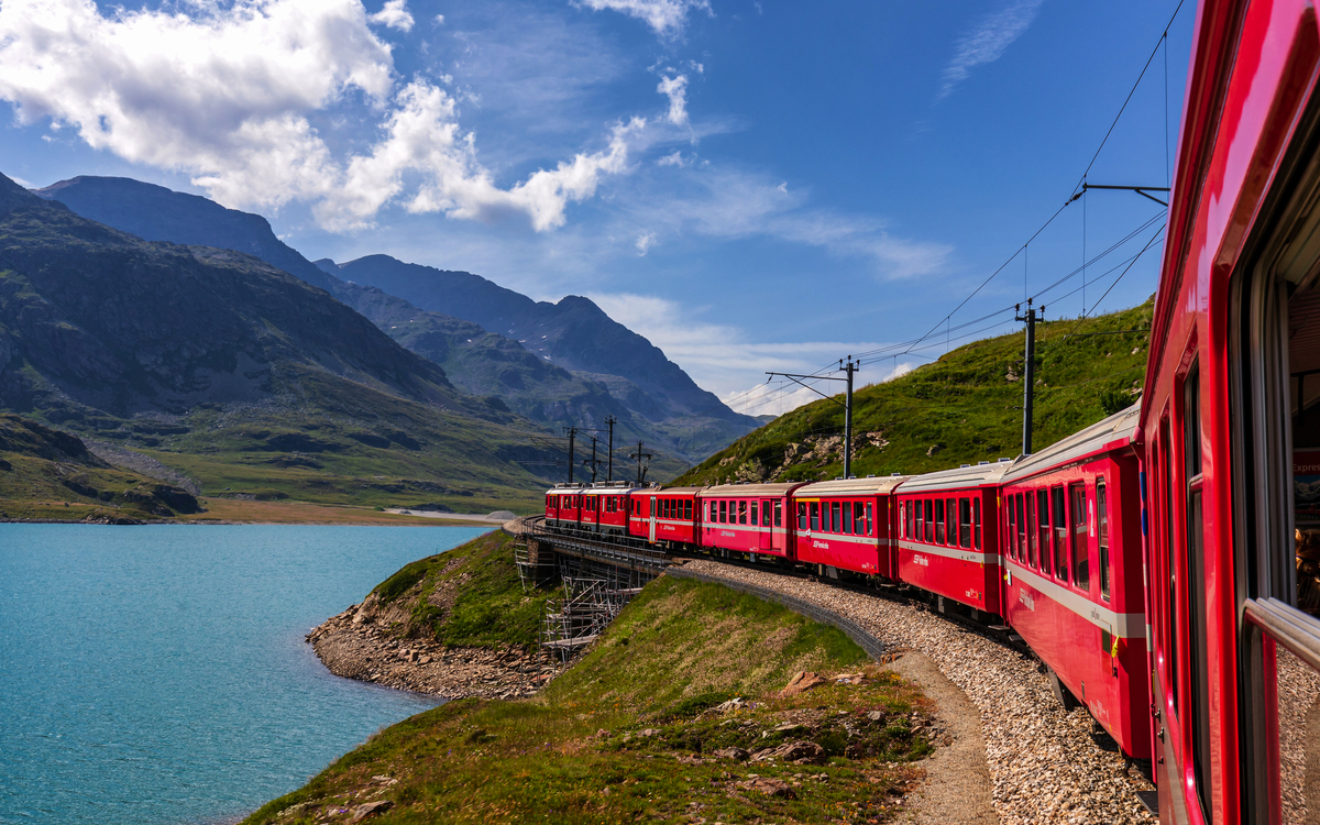 Rhätische Bahn am Lago Bianco und Berninapass im Kanton Graubünden, Schweiz - © Kim - stock.adobe.com