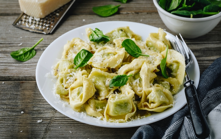 Italienische Ravioli-Nudeln mit Spinat und Ricotta auf Holzuntergrund - © nblxer - stock.adobe.com