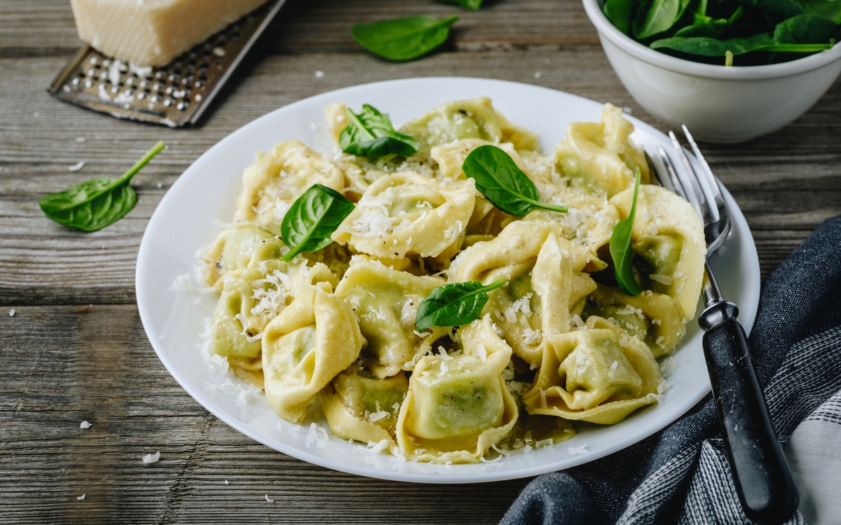 Italienische Ravioli-Nudeln mit Spinat und Ricotta auf Holzuntergrund - © nblxer - stock.adobe.com