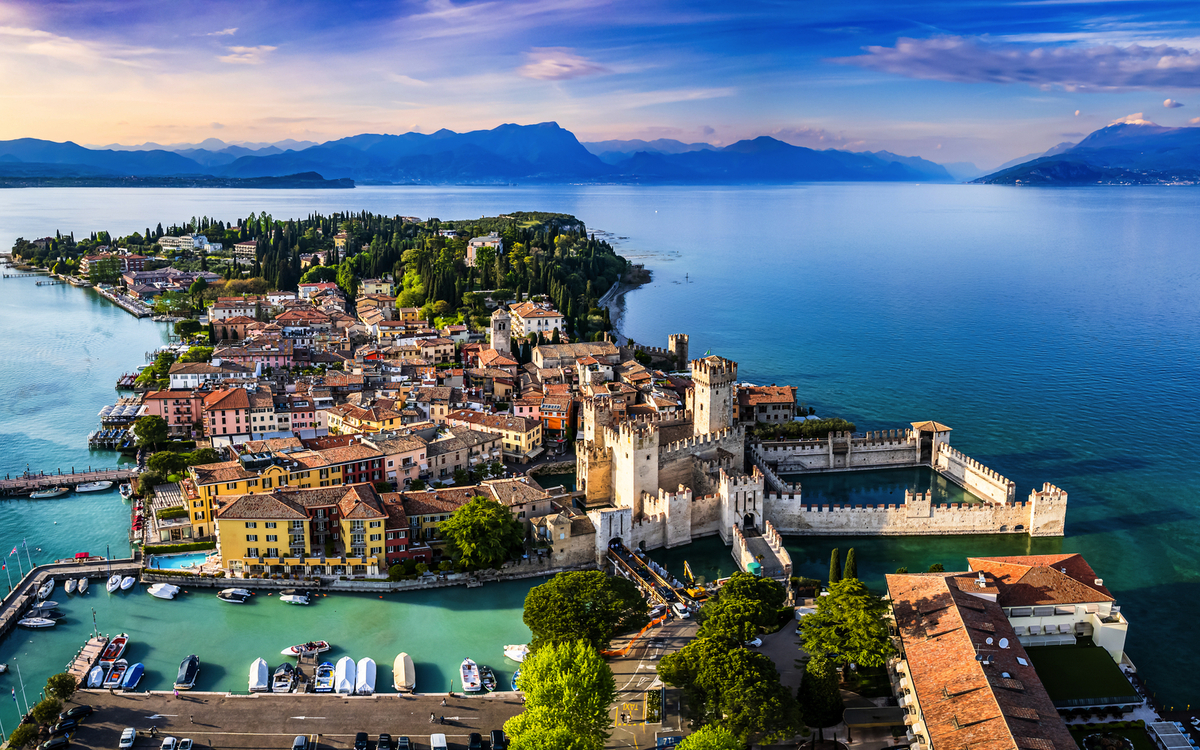Altstadt und Hafen von Sirmione in Italien - © Ralph Hoppe - www.FooTToo.de