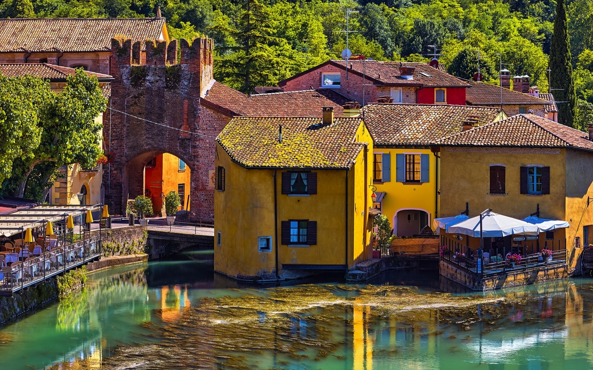 © Yasonya/Shutterstock