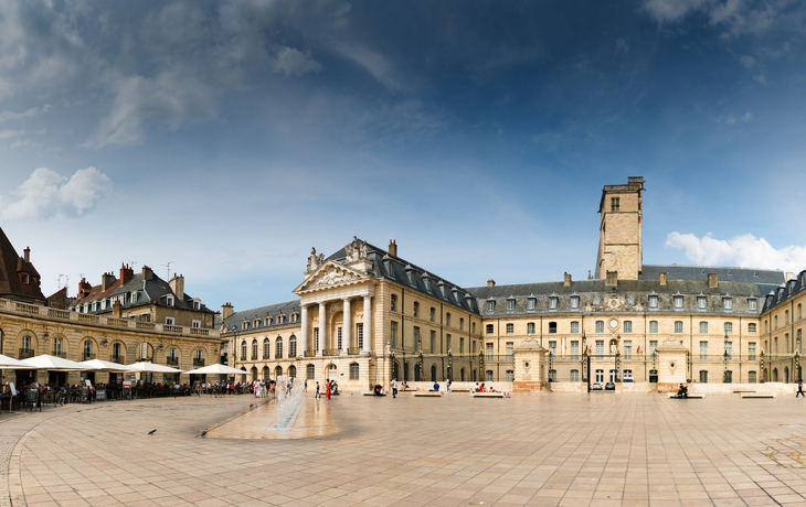 Blick auf den Platz Place de La Liberacion im Herzen der Altstadt von Dijon
