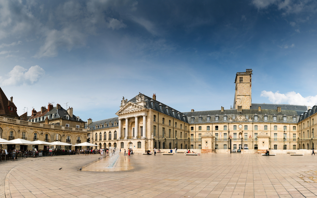 Blick auf den Platz Place de La Liberacion im Herzen der Altstadt von Dijon - © makasana photo - stock.adobe.com