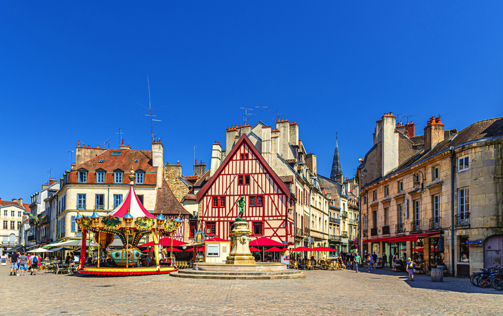 historisches Zentrum auf dem Place La Fontaine Francois Rude in der Altstadt von Dijon - © Aliaksandr - stock.adobe.com