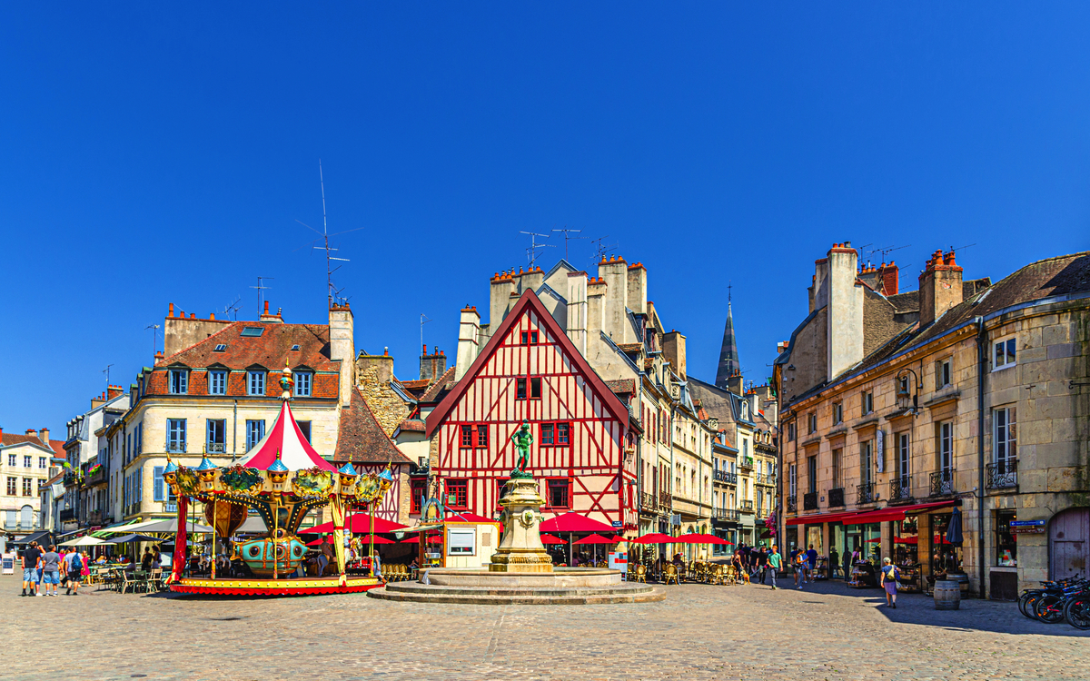 historisches Zentrum auf dem Place La Fontaine Francois Rude in der Altstadt von Dijon - © Aliaksandr - stock.adobe.com