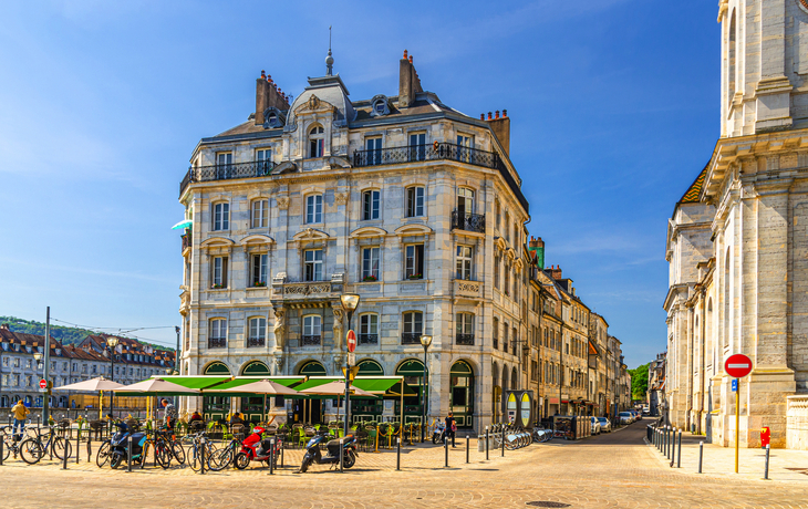 Straßenrestaurant in der Altstadt von Besançon - © Aliaksandr - stock.adobe.com