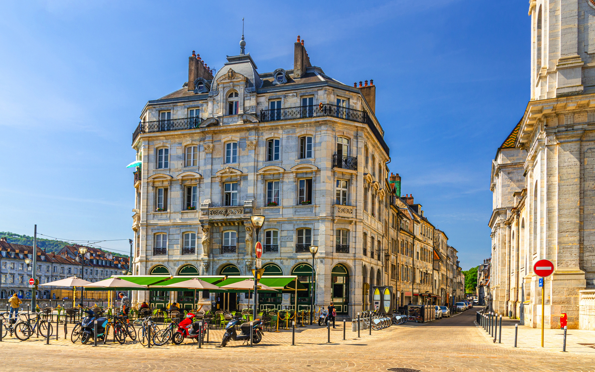 Straßenrestaurant in der Altstadt von Besançon - © Aliaksandr - stock.adobe.com