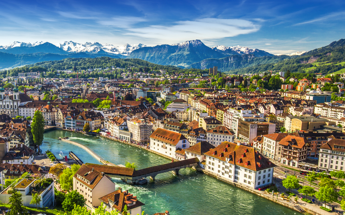 Berg Pilatus und historisches Stadtzentrum von Luzern - ©gevisions - stock.adobe.com