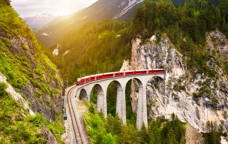 Bernina Express auf dem Landwasserviadukt - © Maresol - stock.adobe.com