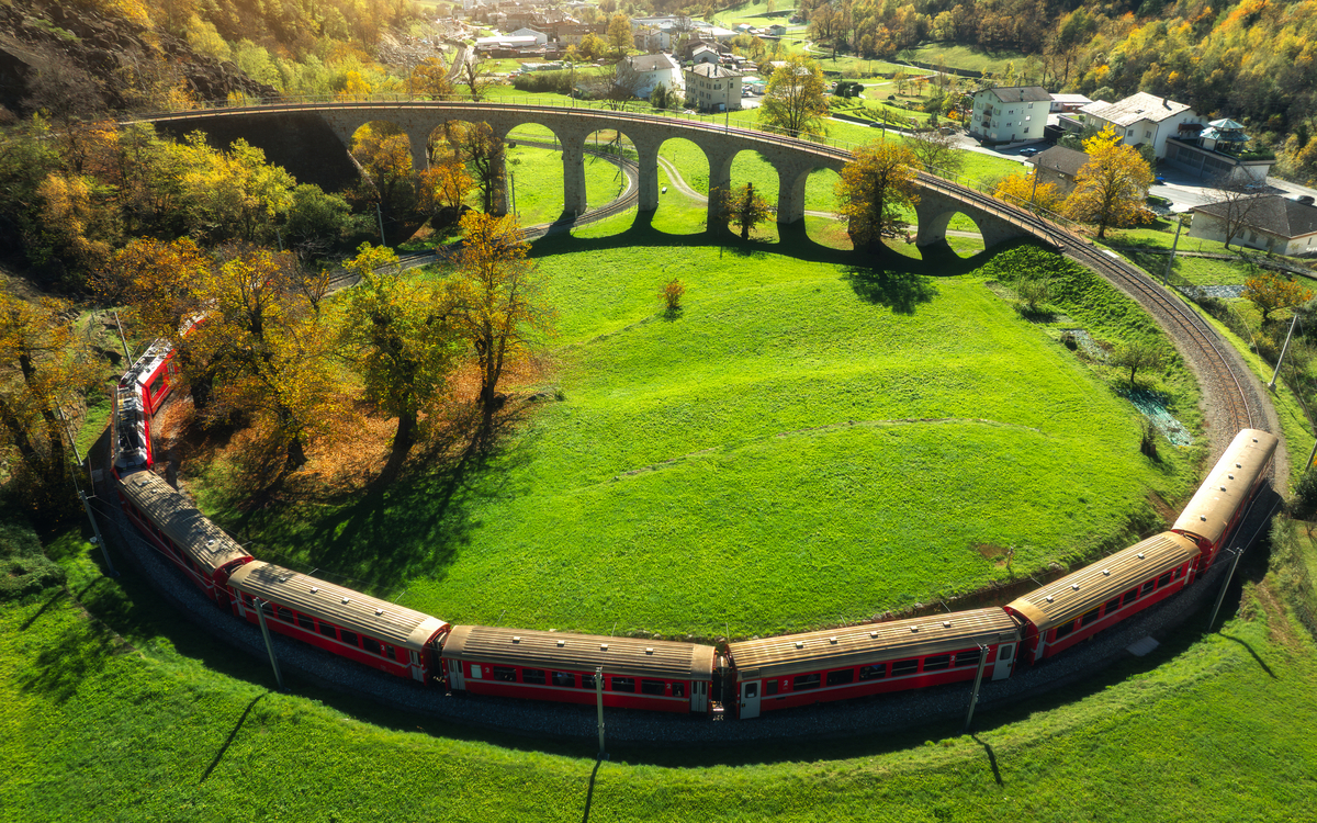 Kreisviadukt von Brusio mit dem Bernina Express im Herbst - © den-belitsky - stock.adobe.com