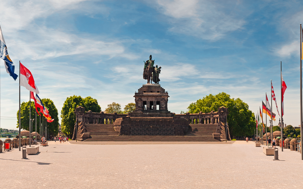 am Deutschen Eck in Koblenz - © mojolo - stock.adobe.com