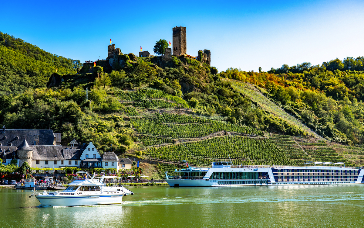 Beilstein an der Mosel mit Burg Metternich - © Comofoto - stock.adobe.com