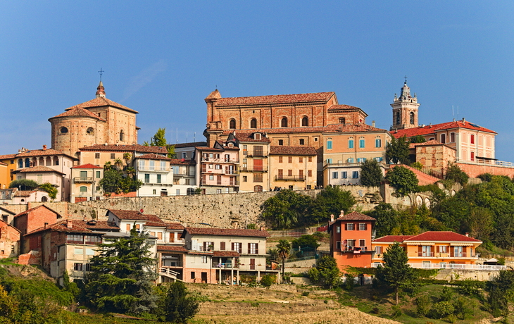 Dorf La Morra in der Region Langhe im Herbst, umgeben von Weinbergen, Piemont, Italien - © Marco - stock.adobe.com