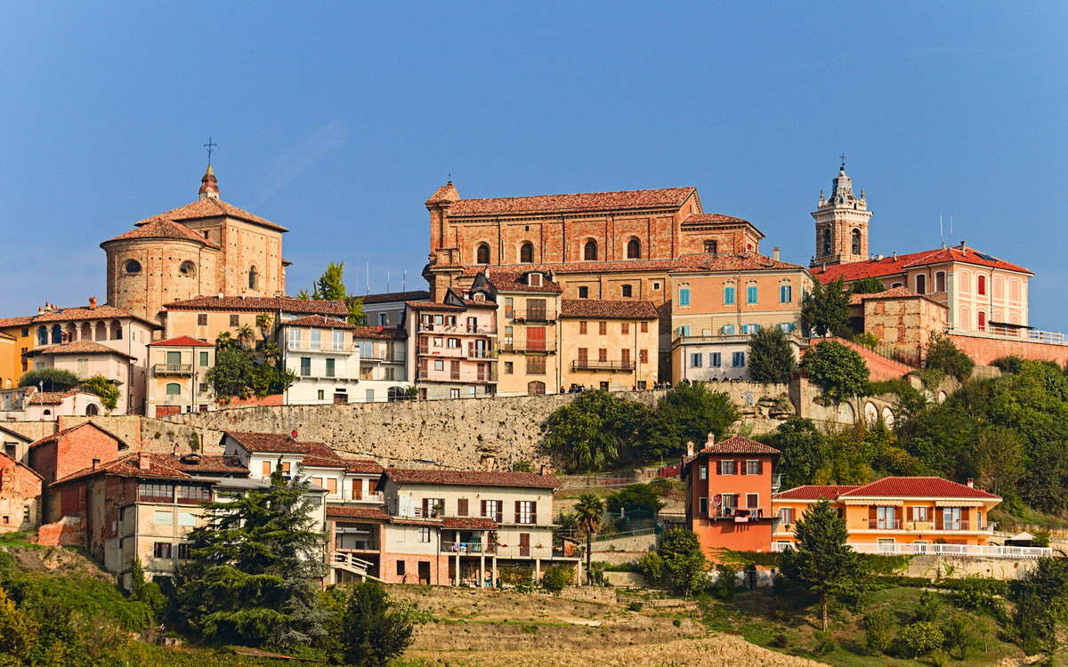 Dorf La Morra in der Region Langhe im Herbst, umgeben von Weinbergen, Piemont, Italien - © Marco - stock.adobe.com