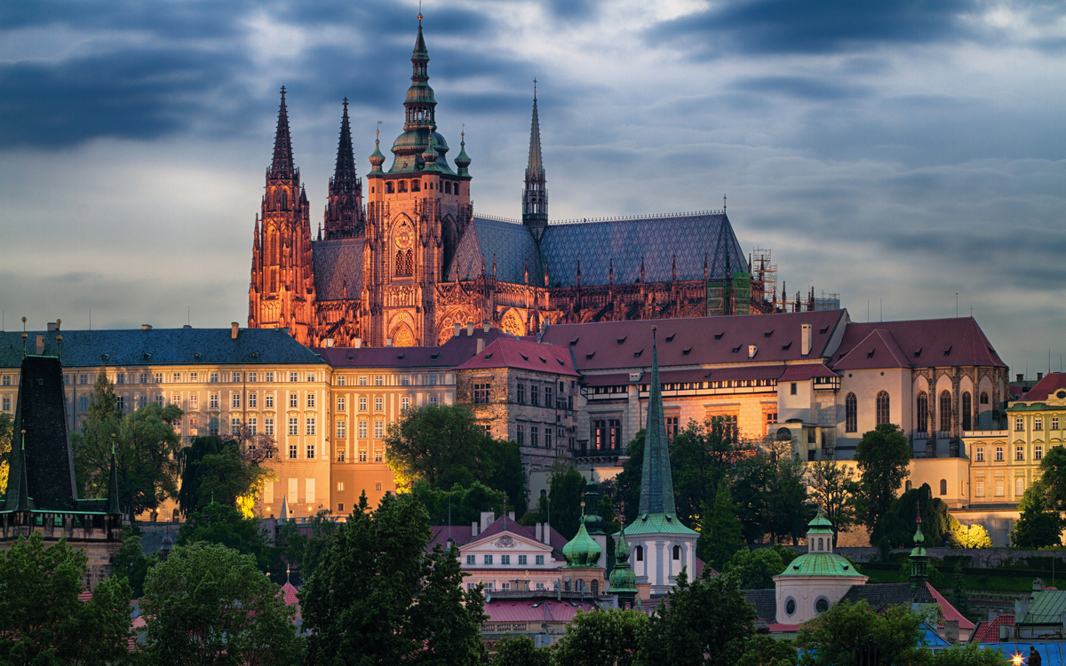 Prager Burg mit Veitsdom am Abend - © Jan Schuler - stock.adobe.com