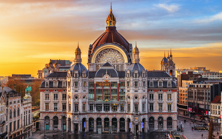 belgisches Stadtbild am Hauptbahnhof von Antwerpen - © SeanPavonePhoto - stock.adobe.com