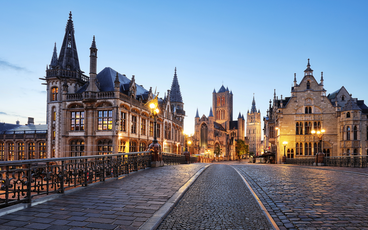 Belgiens historische Stadt Gent bei Sonnenuntergang - © TTstudio - stock.adobe.com