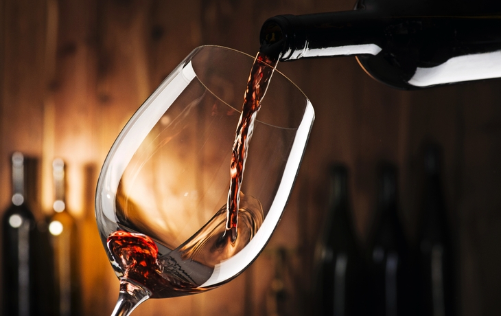 Glas mit Rotwein - © vagabondo - Fotolia