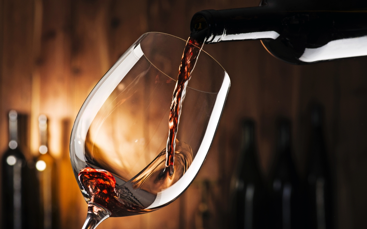 Glas mit Rotwein - © vagabondo - Fotolia