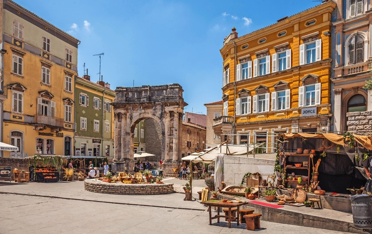Pula, Kroatien-10 Juni, 2016. Antike römische Triumphbogen oder Golden Gate und Platz verziert für die Tage der Antike - Pula Svperiorvm am 10. Juni 2016 in Pula, Kroatien. - © Romas Vysniauskas - Fotolia