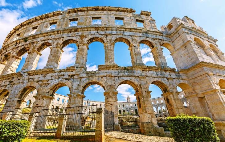 Ein Mauerfragment des antiken römischen Amphitheaters (Arena) in Pula, Kroatien - © kityyaya - stock.adobe.com