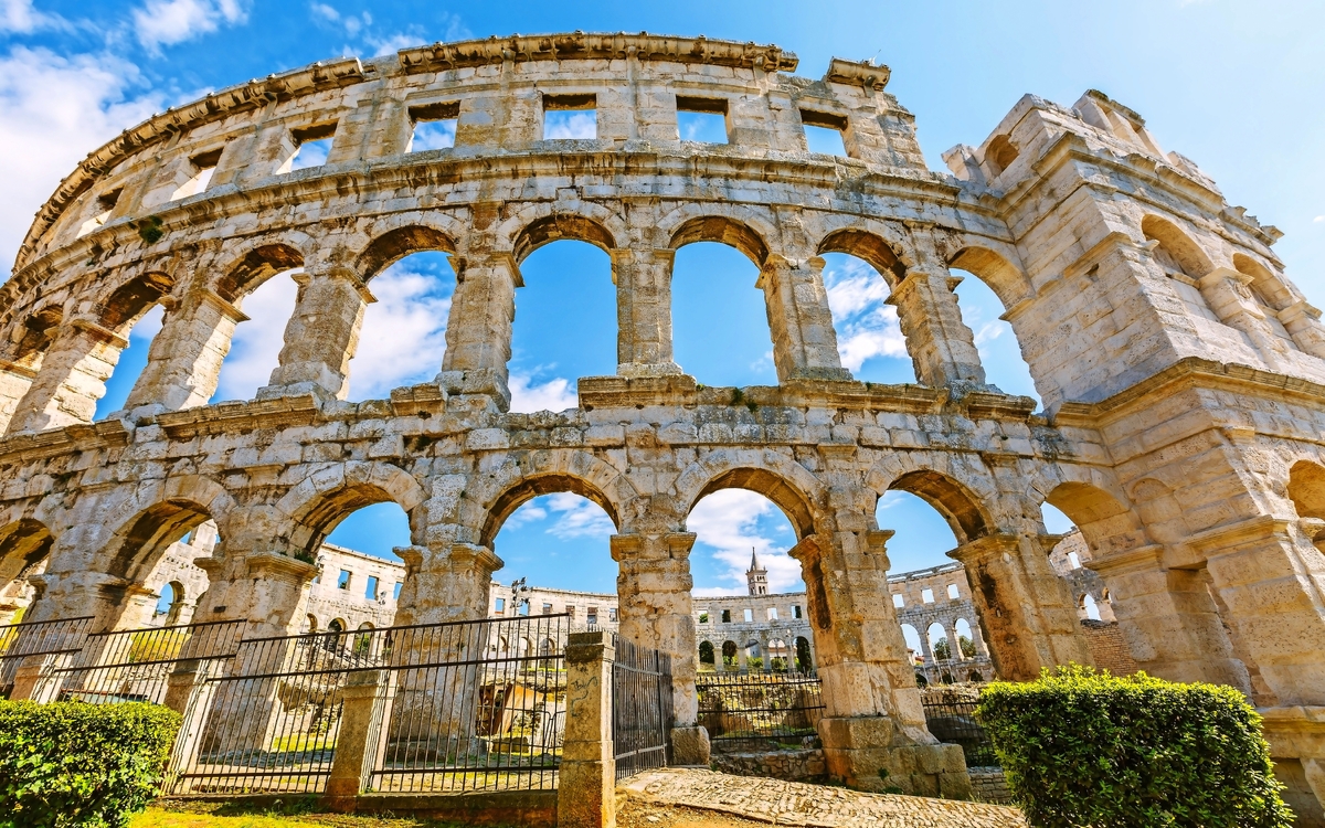Ein Mauerfragment des antiken römischen Amphitheaters (Arena) in Pula, Kroatien - © kityyaya - stock.adobe.com