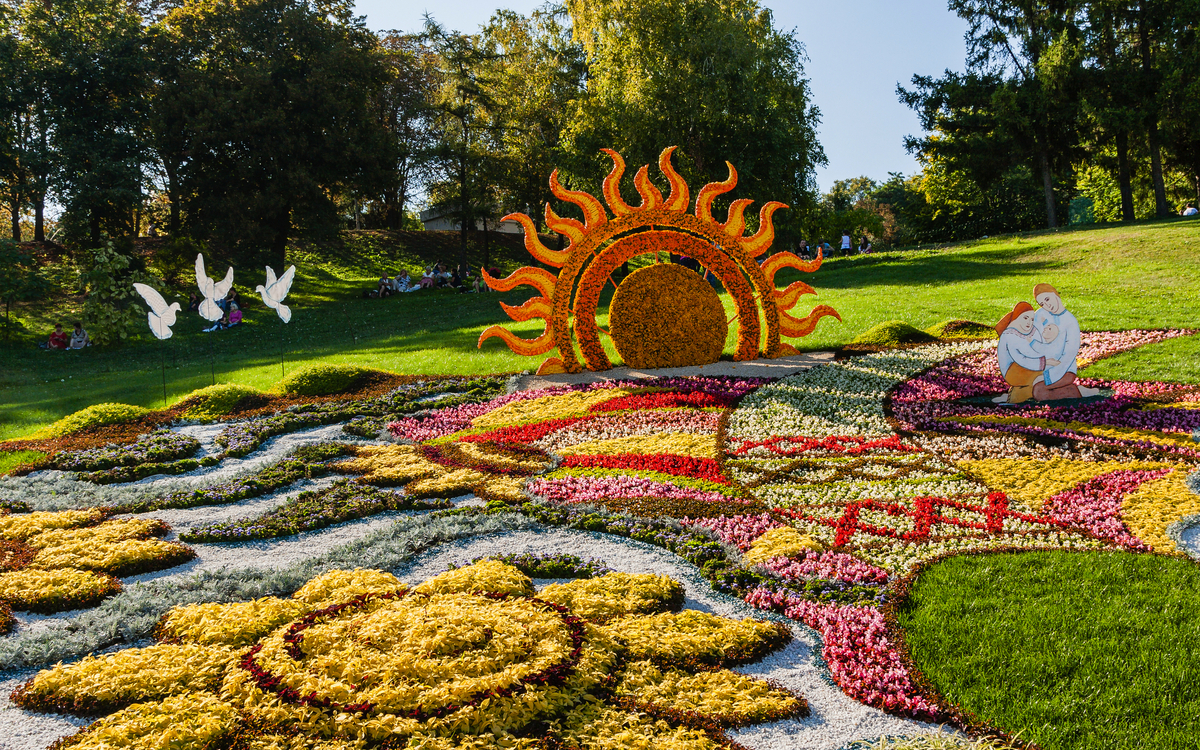 Skulptur aus Sommerblumen - ©Minakryn Ruslan  - stock.adobe.com