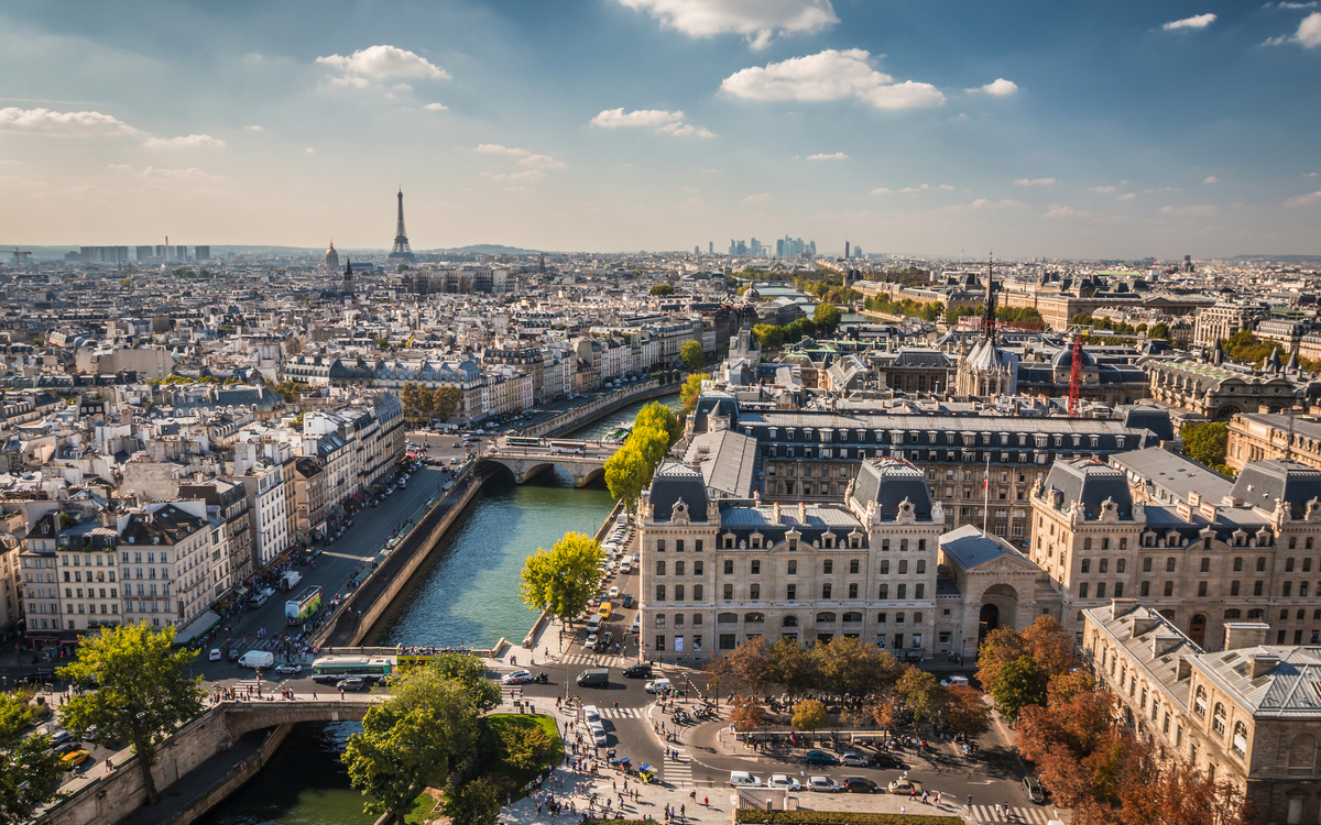 Stadtansicht von Paris im Sommer - © pcalapre - stock.adobe.com