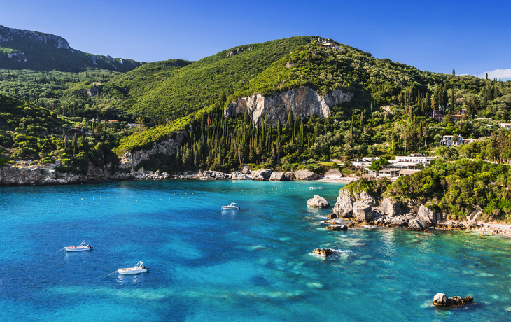 © kite_rin - stock.adobe.com - Bucht in der Nähe des Dorfes Paleokastritsa auf der Insel Korfu