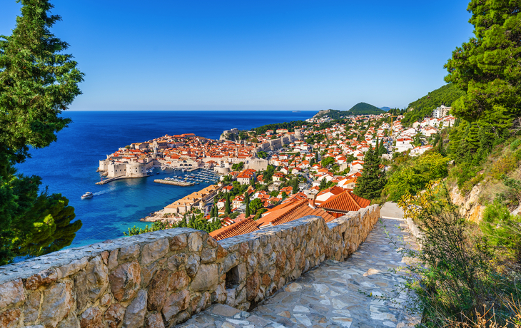 © PhotoFires - stock.adobe.com - Dubrovnik, Kroatien: Panoramablick auf die Altstadt an der Adria, einer kleinen Küstenstadt an der kroatischen Mittelmeerküste