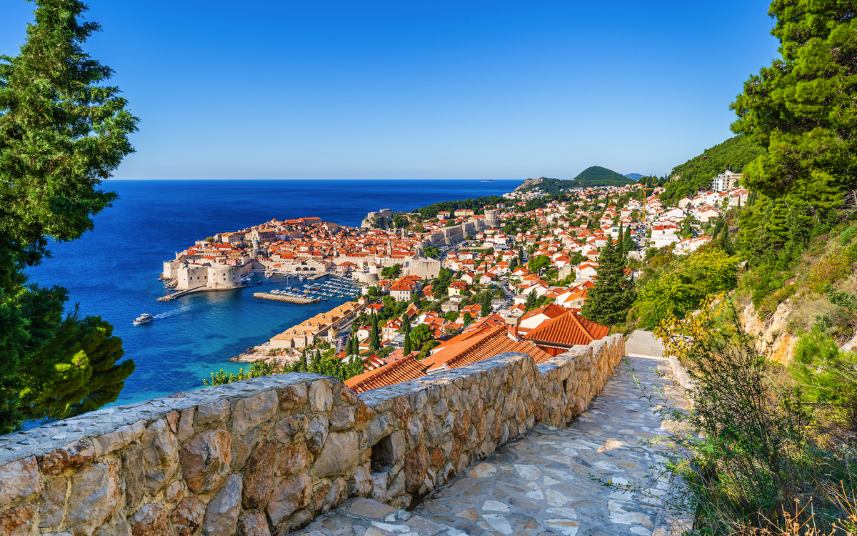 Dubrovnik, Kroatien: Panoramablick auf die Altstadt an der Adria, einer kleinen Küstenstadt an der kroatischen Mittelmeerküste - © PhotoFires - stock.adobe.com