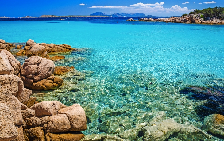 Spiaggia Capriccioli an der Costa Smeralda auf Sardinien, Italien - © Miniloc - stock.adobe.com