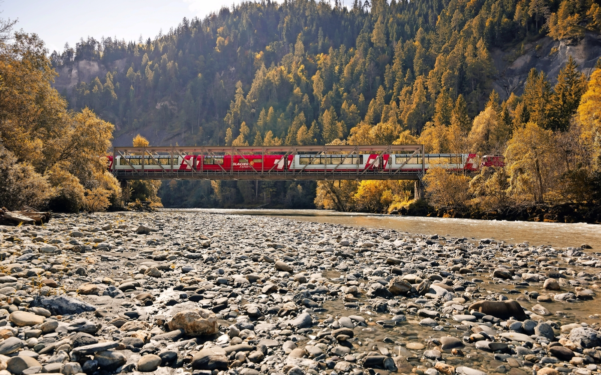 Glacier Express in der Rheinschlucht - swiss-image.ch/Stefan Schlumpf